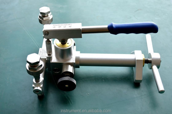 0.1mbar Einstellresolution HS703 Handgesteuerte Kalibrierdruckquelle in Buna-N