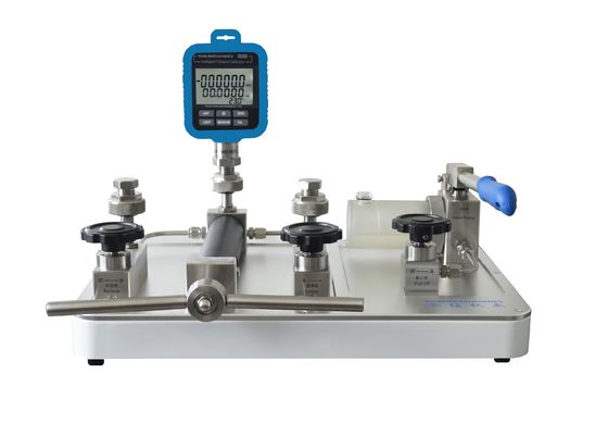 Hochdruckhandpumpe für Arbeitsmedien 25 Transformatoröl Druckbereich 0-2500 Bar